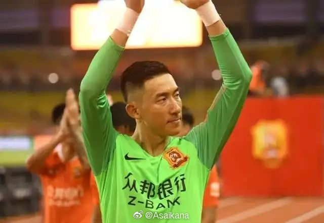 玩3p我被两个男人夹在中间